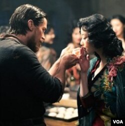 Salah satu adegan dalam film "The Flowers of War" yang dibintangi aktor Inggris, Christian Bale (kiri).