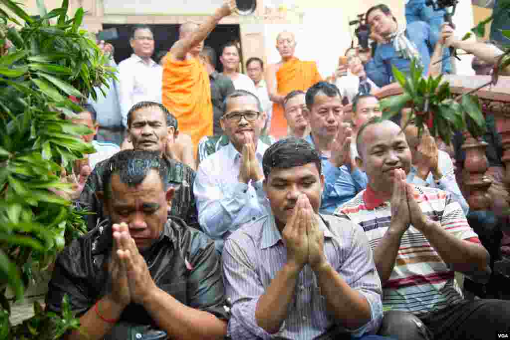 Activists and members of the opposition party that were pardoned by the King receive blessing by monks in Wat Chas on 28th August, 2018 2018 in Phnom Penh, Cambodia. (Tum Malis/VOA Khmer)