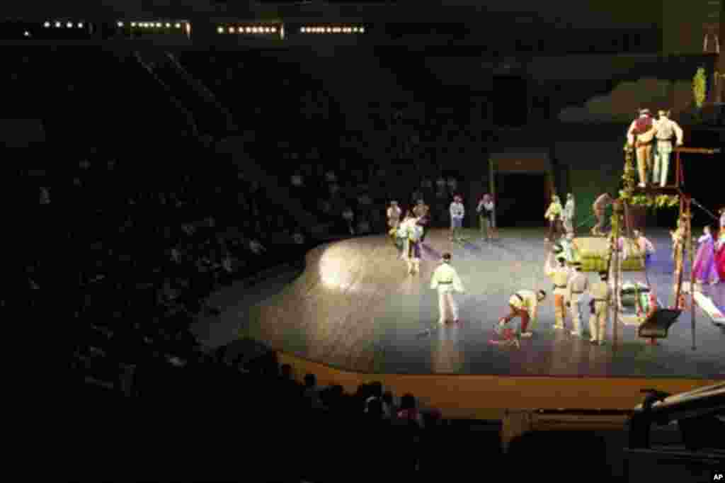 북한 국립교예단이 새로 공연 중인 교예극 '춘향전'의 한 장면. 출연 배우들이 곡예를 선보이고 있다.