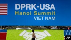 Spanduk KTT DPRK-AS di depan International Media Center di Hanoi, Vietnam, 25 Februari 2019.