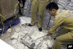 Petugas bea cukai di bandara Noi Bai menemukan cula badak di blok plaster di Hanoi, Vietnam, 25 Juli 2019. (Foto: dok).