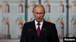 Russian President Vladimir Putin is seen speaking at an economic forum in St. Petersburg June 21, 2013.