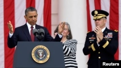 El presidente Barack Obama coloca una ofrenda floral frente a la Tumba del Soldado Desconocido en el Cementerio de Arlington.