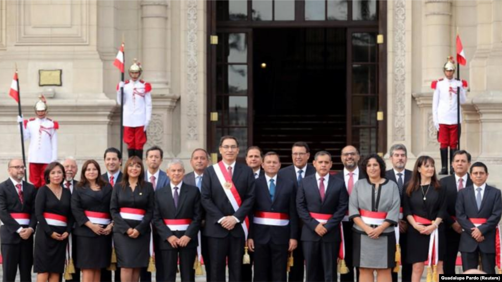 El presidente de PerÃº, Martin Vizcarra (al centro), posa con su gabinete de ministros tras una ceremonia de juramento en el Palacio de Gobierno de Lima. 2 de abril de 2018. REUTERS/Guadalupe Pardo