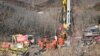 Tim SAR melanjutkan upaya pencarian korban di lokasi ledakan tambang emas di mana 22 penambang terjebak di bawah tanah di Qixia, provinsi Shandong, China timur, 18 Januari 2021.
