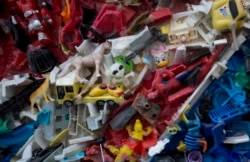 Karya Willem Boshoff terbuat dari pecahan mainan plastik berwarna dipamerkan di Frieze Art Fair di Regent's Park London (Foto: Ilustrasi/AP/Alastair Grant)