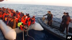 Di dân được Hải quân Ý cứu đang được đưa vào bờ 
