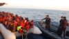 Grupo de 480 imigrantes resgatados no Mar Mediterrâneo chega à Itália