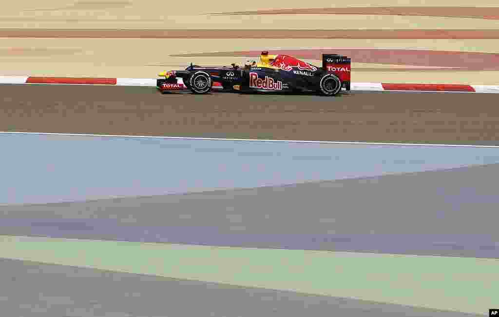 El alem&aacute;n Sebastian Vettel, piloto de Red Bull maneja su auto durante su primera vuelta de pr&aacute;ctica en el circuito internacional en Sakhir, Bahr&eacute;in. 