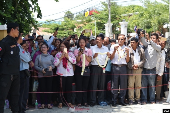 អ្នកគាំទ្រត្រៀមស្វាគមន៍លោក ជា ជីវ អតីតប្រធានប្រតិបត្តិគណបក្សសង្រ្គោះជាតិ ប្រចាំខេត្តបាត់ដំបង នៅខាងក្រៅតុលាការ ថ្ងៃទី១៦ ខែឧសភា ឆ្នាំ២០១៩។ (ស៊ុន ណារិន/VOA Khmer)