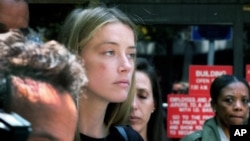 Amber Heard, quitte la cour supérieure de Los Angeles, après avoir déclaré sous serment que son mari Johnny Depp lui a jeté son téléphone portable au visage le 27 mai 2016. (Archives)