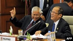 Tổng thống Philippin Benigno Aquino (phải) và Ngoại trưởng Philippin Albert del Rosario 