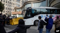 Des experts de l'Organisation mondiale de la santé quittent leur hôtel de quarantaine dans un bus à Wuhan, dans la province de Hubei, en Chine centrale, le jeudi 28 janvier 2021.