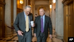 Lider demokratske manjine u Senatu Chuck Schumer (L) i demokratski senator Dick Durbin