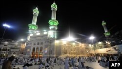 ຊາວມຸສລິມ ຂະນະລໍຖ້າປະກອບ ພິທີນະມັດສະການ Hajj ທີ່ເມືອງ Mecca ປະເທດ Saudi Arabia.