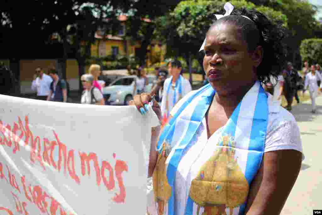 Demonstrasi dari kelompok Damas de Blanco yang menuntut pembebasan tahanan politik di Havana, Kuba (20/3). (VOA/V. Macchi)