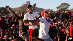 Opposition party supporters cheer opposition challenger Nelson Chamisa at a campaign rally in Bindura, Zimbabwe, July 27, 2018. 