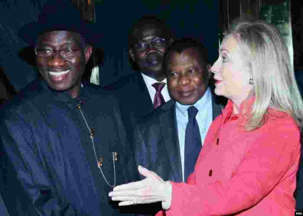 Sakatariyar harkokin wajen Amurka, Hillary Clinton, tana ganawa da shugaba Goodluck Jonathan na Najeriya a fadar shugaban a Abuja, alhamis, 9 Agusta 2012.