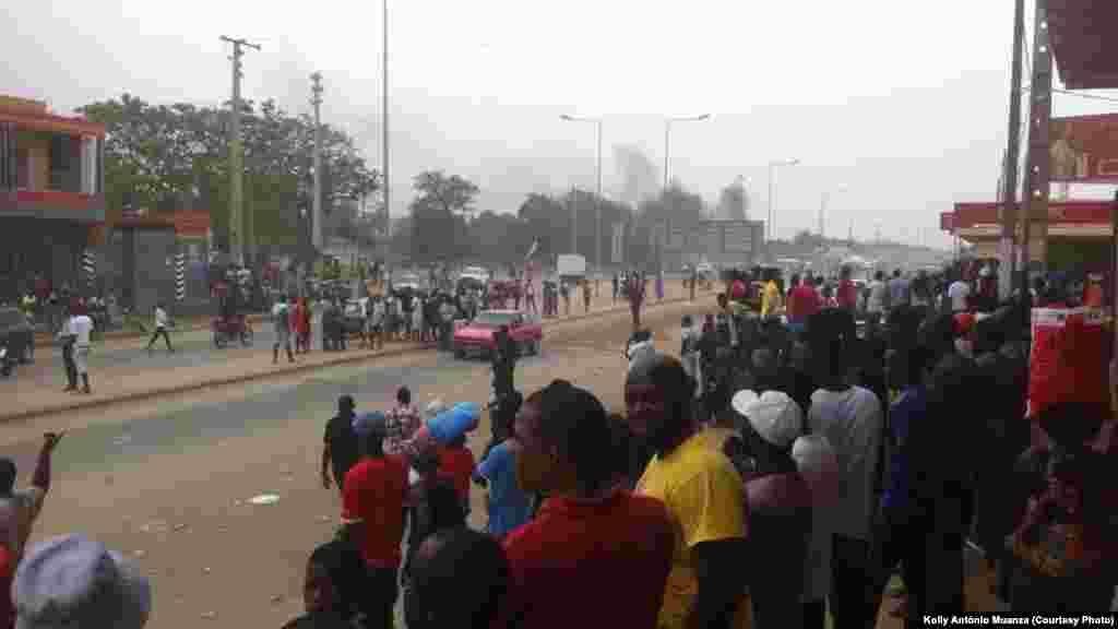 Une foule attend un hypothétique moyen de transport alors que les conducteurs de taxi sont en grève, à Luanda, 5 octobre 2015. Photo de Kolly Antonio Mwanza.