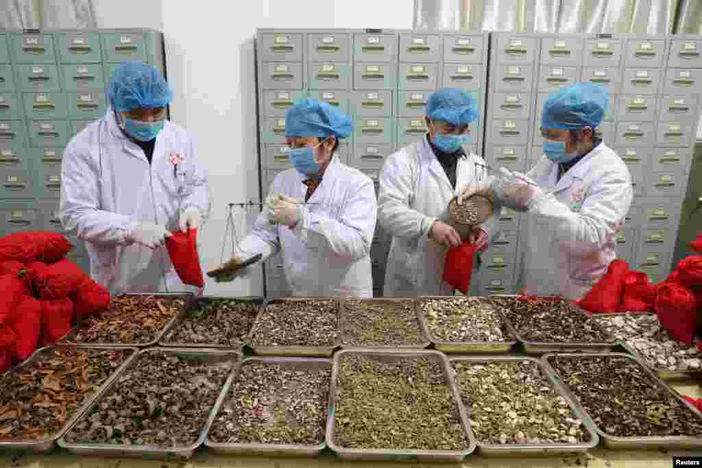 یک کارگاه تولید داروهای سنتی چینی. این روزها چین با شیوع ویروس کرونا در صدر خبرها قرار دارد. بیش از ۱۸۰۰ نفر تاکنون به خاطر ابتلا به کرونا کشته شده اند.&nbsp;&nbsp;