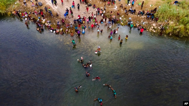 ہیٹی کے مہاجرین امریکہ اور میکسیکو کے بارڈر پر ریو گرینڈ کے مقام پر امریکہ داخل ہونے کی کوشش کر رہے ہیں