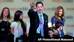 Marco Rubio y su familia celebran el anuncio de la candidatura del senador a las primarias republicanas en Miami.