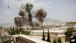 La fumée s'élève après un raid aérien mené par l'Arabie sur Sanaa, au Yémen.