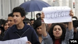 Protes mahasiswa di ibukota Tunis menuntut pembubaran partai "RCD" pimpinan Presiden Ben Ali.
