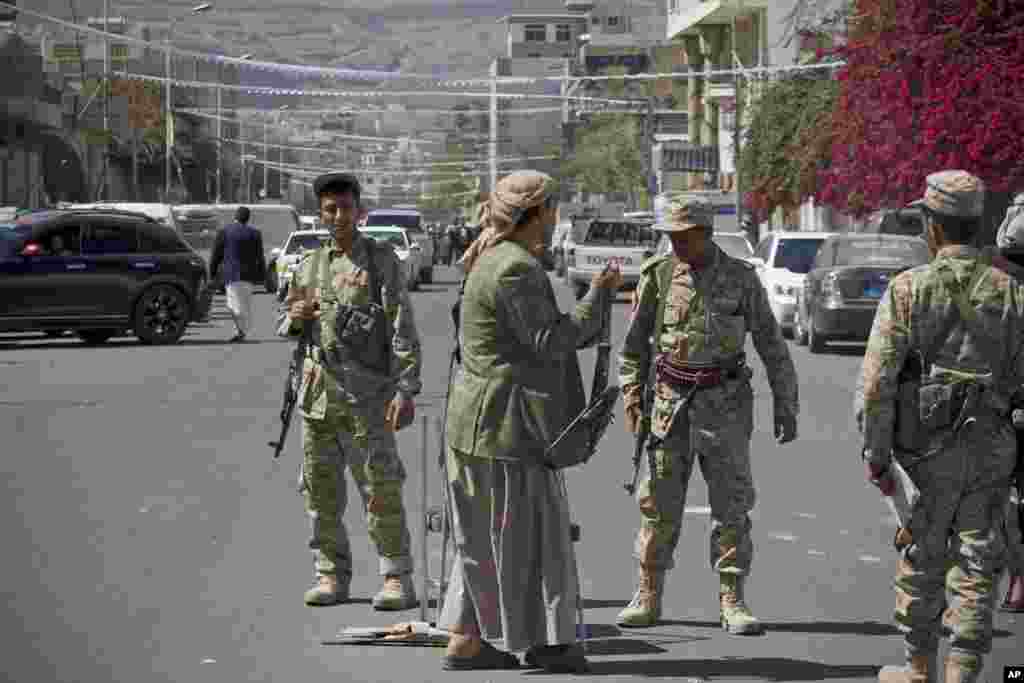 شیعہ حوثی باغیوں نے یمنی صدر عبد ربو منصور ہادی کے گھر کے باہر تعینات محافظوں کو ہٹا کر اپنے گارڈ تعینات کر دیے ہیں۔