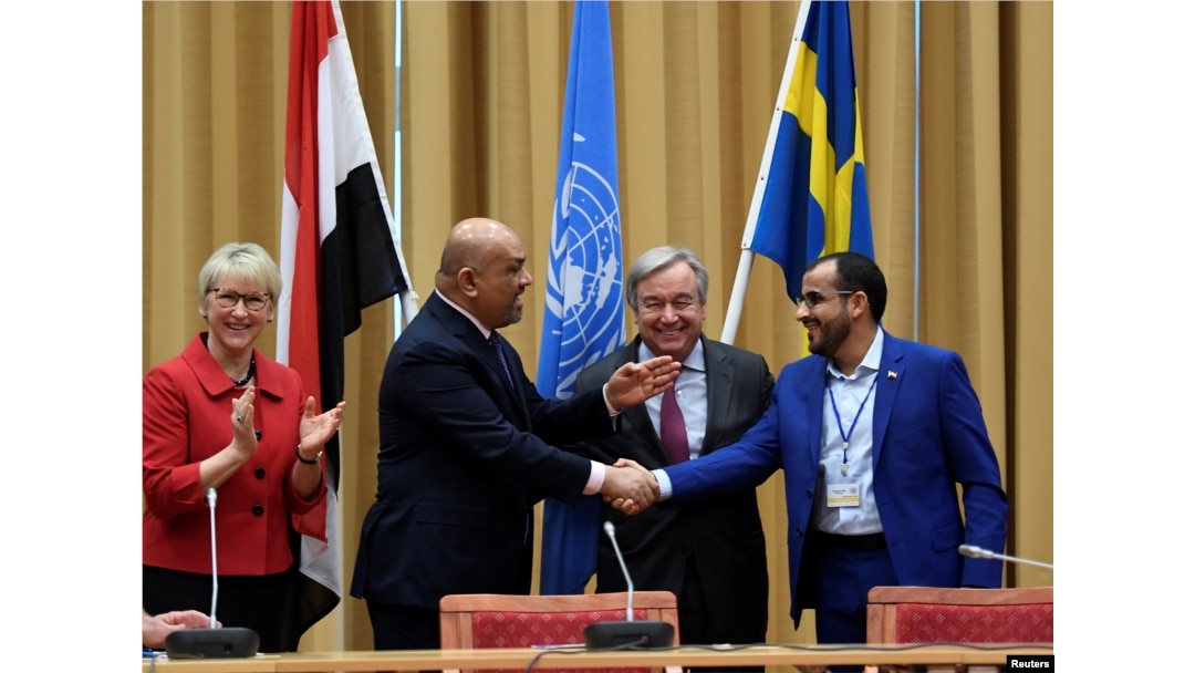FILE - Head of Houthi delegation Mohammed Abdul-Salam (R) and Yemeni FM Khaled al-Yaman (2 L) shake hands next to UN Secretary-General Antonio Guterres and Swedish Foreign Minister Margot Wallstrom (L), during the Yemen peace talks closing ceremony, Dec. 13, 2018.