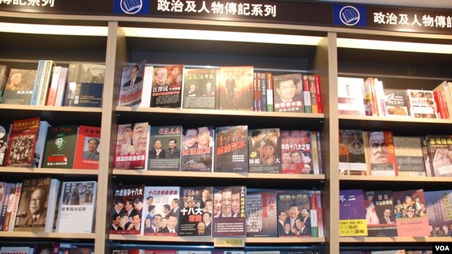 香港机场书店里关于中国政局的书（2012年1月13日）
