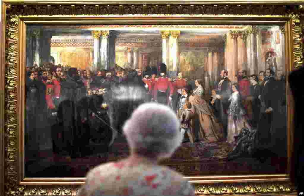 دیدار ملکه بریتانیا از یک نمایشگاه در شهر لندن که به مناسبت تولد دویست سالگی ملکه ویکتوریا تدارک دیده شده است.&nbsp;