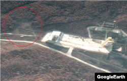 2015년 11월 동창리 미사일 발사장 모습. 빨간 원 안이 현재 굴착 작업이 이뤄지는 곳이다. 구글 어스 이미지.