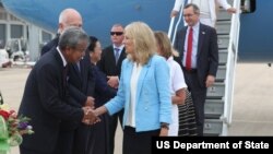 ທ່ານນາງ ດຣ. Jill Biden ເດີນທາງມາເຖິງ ສະໜາມບິນນາໆ ຊາດ ທີ່ນະຄອນຫລວງວຽງຈັນ (ພາບ​ຈາກ​ເຟ​ສ​ບຸກ ສະ​ຖານ​ທູດ ສ​ຫລ ປະ​ຈຳ ສ​ປ​ປ ລາວ)