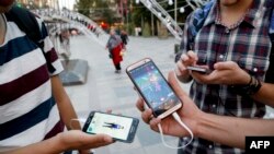 Anak-anak muda Iran bermain "Pokemon Go" di taman Mellat, Teheran (foto: dok).