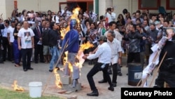 Cambodian-Australians burn effigies of Hun Sen's photos in Australia. (Courtesy of SK Media Inc. Facebook page)