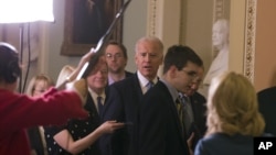 Wakil Presiden AS Joe Biden (tengah) bersiap melakukan pertemuan kaukus mengenai jurang fiskal di Gedung Kapitol (31/12). (AP)