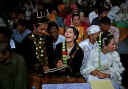 Sepasang pengantin dalam upacara nikah massal di Jakarta, 31 Desember 2017. (Foto: AP)