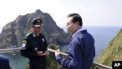 Presiden Korsel Lee Myung-bak saat mengunjungi Pulau Dokdo yang memicu kemarahan pemerintah Jepang (foto: dok).