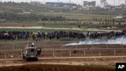 Militer Israel siaga di perbatasan Gaza-Israel saat berlangsung aksi demonstrasi oleh warga Palestina, Sabtu (30/3). 