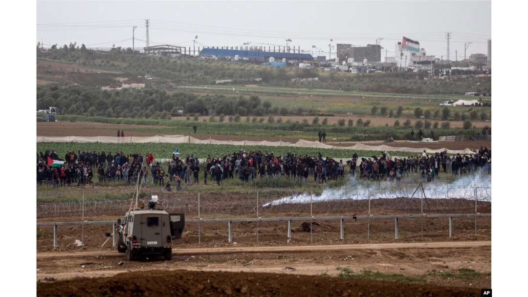 Israeli soldiers take positions on the Israel-Gaza border during a Palestinian protest, March 30, 2019.