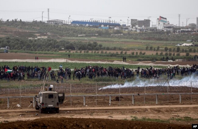 Israeli soldiers take positions on the Israel-Gaza border during a Palestinian protest, March 30, 2019.