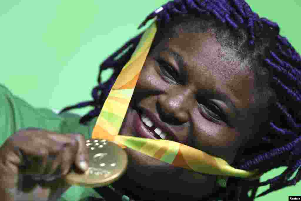 La médaillée d'or Josephine Orji pose après avoir remporté l'épreuve d'haltérophilie de + 86 kg, à Rio de Janeiro, Brésil, le 14 septembre 2016.