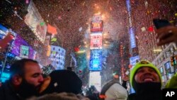 Deux millions de personnes à minuit à Times Square à New York pour célébrer le passage à 2018.