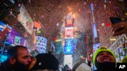 Warga merayakan Tahun Baru 2018 seiring taburan konfeti usai perhitungan detik-detik pergantian tahun menuju tengah malam di Times Square, New York, 1 Januari 2018. (Foto: dok).