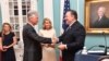 مراسم سوگند رابرت اوبراین به عنوان نماینده ویژه آمریکا در امور گروگان ها (چپ) در برابر مایک پمپئو وزیر خارجه - ۱۸ ژوئیه ۲۰۱۸