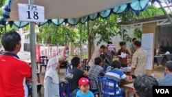 Suasana penghitungan suara Pilkada Serentak di sebuah TPS di Karawang, Jawa Barat. (Foto dok.: VOA/Andylala). 