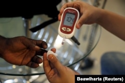 Seorang paramedis (kanan) memeriksa kadar gula darah pasien di klinik SS Diabetes Care di Jakarta, 22 April 2016. (Foto: REUTERS/Beawiharta)