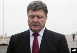 Ukrainian President Petro Poroshenko makes a statement, at Boryspil airport in Kyiv, Ukraine, Aug. 28, 2014.