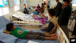 Anak-anak yang selamat dari serangan udara Saudi dirawat di rumah sakit Saada, Yaman, Jumat (10/8). 